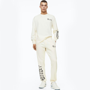 กางเกงวอร์มสำหรับวิ่งจ๊อกกิ้งรุ่นพื้นฐานสีเบจสำหรับผู้ชายมีสไตล์พิมพ์ลายหน้าจอออกแบบได้ตามต้องการและเอวยางยืด - Product Image 1