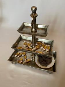 Soporte para Pastel de Metal de 3 Niveles con Acabado Plateado Hecho a Mano - Product Image 4