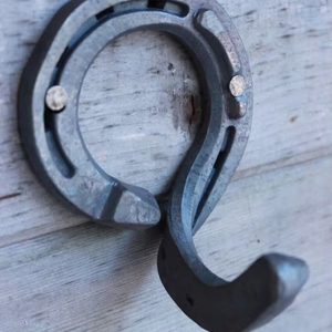 Gancho de color negro de diseño vintage Forma y tamaño personalizados Gancho de montaje en pared de hierro forjado a precio de mayorista - Product Image 1