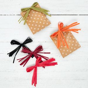 โบว์ทำมือจากเส้นใยเรยอนสีสันสดใส พร้อมสายรัดลวด ตกแต่งด้วยริบบิ้นผ้าซาติน ผ้ากรอสเกรน และผ้าออร์แกนซ่า สำหรับของขวัญวันเกิด - Product Image 1