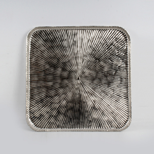 Bandeja de servicio chapada en oro de aluminio de diseño martillado con bandeja de servicio de contorno de diseñador sin asas - Product Image 6