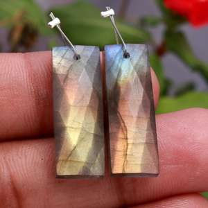 พลอยลาบราโดไรต์สีน้ำเงินธรรมชาติ DHORGEMS ทรงเหลี่ยมหลากหลายรูปแบบ พร้อมคุณสมบัติเปลี่ยนสี สำหรับทำต่างหูและเครื่องประดับ - Product Image 2