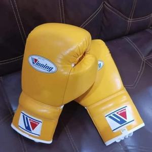 Guantes de boxeo personalizados profesionales Guantes de entrenamiento de cuero PU de 10oz para adultos Características de perforación para deportes de Kickboxing y MMA - Product Image 1