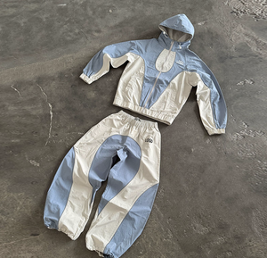 Ensemble de survêtement unisexe réfléchissant style streetwear, léger en polyester, veste à capuche zippée, manches longues, short ample, été - Product Image 1