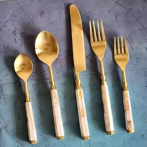 Couverts en acier inoxydable finition argent avec détails dorés, collection de couverts élégants pour les repas en famille et les événements - Product Image 2