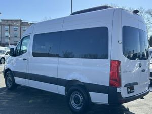 Blanco 2024 Mercede-s Ben-z Sprinte-r 2500 144 Passenger Van RWD-(Seminuevo-Excelente Estado) con Tercera Fila de Asientos - Product Image 2