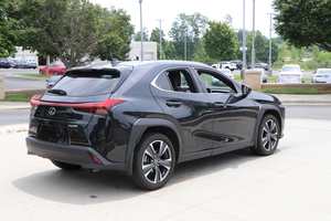 Camioneta Usada 2024, Negra, Tracción Delantera, Volante a la Izquierda, Asientos de Cuero, Emisión Euro V, Techo Corredizo Automático, Importación Europea, Vehículo Usado en Venta - Product Image 6