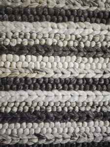 Alfombra de Lana Tejida a Mano, Alfombra Gruesa Trenzada Estilo Kilim |   Alfombra de Lana Texturizada en Beige Natural y Marrón |   Decoración Boho para el Hogar - Product Image 4