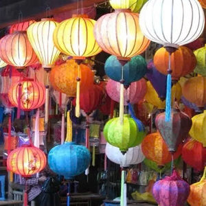 Farol de Seda de Color Brillante, Seda de Poliéster con Soporte Metálico para Decoración de Festivales, de Vietnam, con Aspecto Asiático Auténtico de Hoi An - Product Image 3