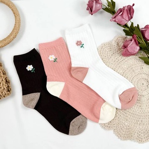 Calcetines tobilleros informales diarios elegantes para mujer, patrones florales bordados personalizados, venta al por mayor, pedido a granel, algodón transpirable - Product Image 4