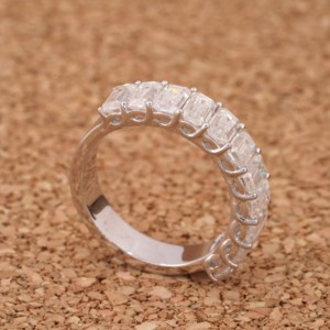 Anillo de diamante cultivado en laboratorio de plata 925 de alta calidad corte esmeralda VVS2 E Color IGI certificado ético sostenible proveedor mayorista - Product Image 3