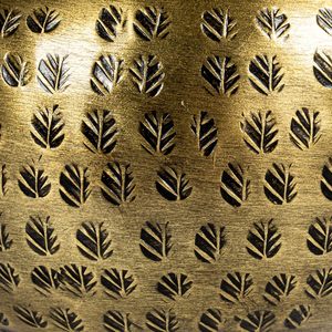 Jarra decorativa de metal martillado con tapa de pájaro Acabado en latón - Product Image 2