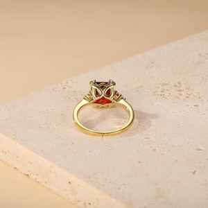 Anillo de Plata de Ley 925 con Baño de Oro Vermeil de 18k y Granate Rojo Talla Esmeralda con Engaste de Puntas para Mujer, Joyería Fina Hecha a Mano - Product Image 4