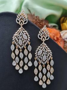 Boucles d'oreilles en diamant de haute qualité au design moderne pour femmes, bijoux en diamant légers pour le bureau, disponibles au meilleur prix - Product Image 5