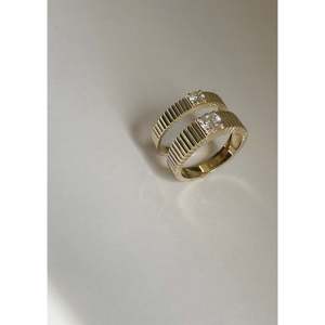 Anillo de Diamantes Acanalado Solis Clásico Pequeño - Product Image 3