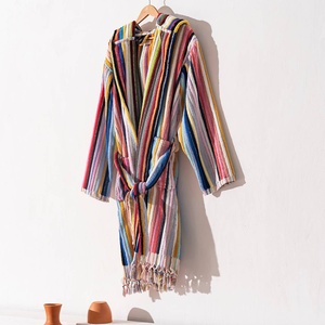เสื้อคลุมอาบน้ำแบบตุรกี Pompom ลายทางหลากสี โดดเด่น มีฮู้ด ผ้าฝ้าย 100% - Product Image 1