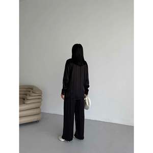ชุดผ้าซาตินลายทาง - สีดำ - Product Image 2