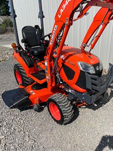 2022 23HP Kubota BX2380 Tractor agrícola con cortacésped y accesorios de carga frontal - Product Image 3