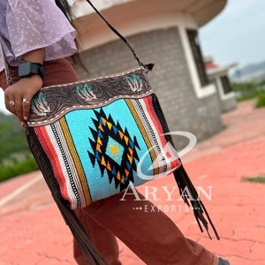 Bolso bandolera de cuero con flecos para mujer, manta azteca, diseño Vintage bohemio, hecho a mano, único, de cuero genuino - Product Image 1