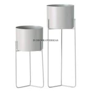 Vente en gros Lot de 2 pots de fleurs et jardinières en métal résistant finition couleur argent brillant poli texture martelée Vente en gros - Product Image 2