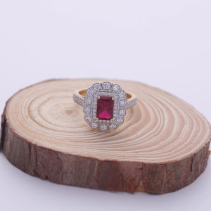 Bague en or rose, blanc et jaune 18 carats avec pierre précieuse rouge taille émeraude de 1,62 carat et double halo de diamants ronds - Product Image 1