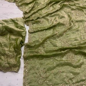 Sari de Diseño Premium con Elegantes Adornos de Cutdana y Lentejuelas, Sari de Satén de Lujo – Hermoso Trabajo de Cutdana - Product Image 4