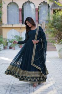 Vestido Anarkali bordado a mano de calidad superior con Dupatta adecuado para compromisos y eventos étnicos disponible al mejor precio - Product Image 4