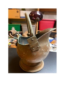 Campana de carbón de latón con acabado vintage distintivo hecha para un almacenamiento práctico de hogar y valor estético de decoración del hogar - Product Image 4