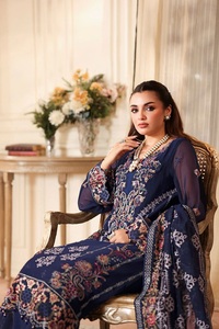 Tenues Shalwar Kameez pour femmes, en mousseline de haute qualité, avec des broderies très fines, style pakistanais. - Product Image 5