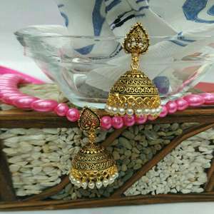 Boucles d'oreilles Jhumki plaquées or Kriaa Boucles d'oreilles manchette en alliage de zinc 1308501 - Product Image 1