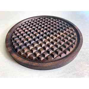 Dessous de verre élégant en bois classique fabriqué à la main avec support de tasse en laiton poli avec accents de pierre - Product Image 1