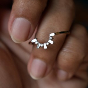 10k Or Lab Grown Baguette Diamant Bande De Mariage Incurvé Empilable Bague De Fiançailles Bijoux avec Excellente Rareté - Product Image 4