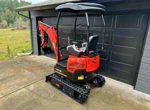 LIVRAISON GRATUITE TPM Mini-Excavatrice 18K 15 CV avec Godet de 16 pouces, Commandes Pilote, Bras Oscillant, Homologuée EPA CE, Pouce Hydraulique Auxiliaire - Product Image 3