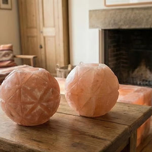 Paire de sphères sculptées en sel de l'Himalaya pakistanais, cristaux de sel rose naturel, boules de guérison, artisanat, décoration bien-être - Product Image 3