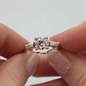 6.5mm ronde coupe Moissanite trois pierres bague de fiançailles | Solitaire avec côtés baguette | Bijoux fins argent or OEM - Product Image 1