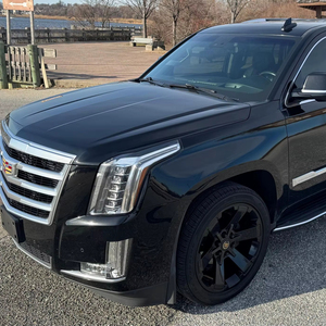 Escalade 2020 4WD Luxury con Motor V8 de 6.2 Litros, Tracción en las Cuatro Ruedas, Asientos de Tres Filas, Control de Suspensión Magnética - Product Image 1