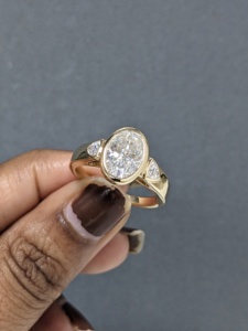 Anillo de compromiso y boda de lujo para mujer, de oro amarillo macizo de 14K, con moissanita de corte ovalado de 2.20 ct y engaste de bisel, ideal para fiesta. - Product Image 4