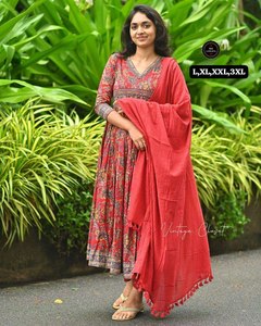 NOUVEAU ENSEMBLE KURTA ANARKALI MODERNE PURE MAL MAL SPÉCIAL RAKSABANDHAN avec PANTALON MALKALMAL DUPATTA MOTIF TIER POUR MARIAGE ET FÊTE, SÉCHAGE RAPIDE - Product Image 5