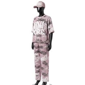 Ensemble 2 pièces pour femmes en maille polyester de haute qualité, 180 GSM, respirant, rose, imprimé par sublimation, logo personnalisé, tenue pour femmes - Product Image 4