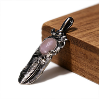 Pendentif Tendance Sculpté en Pierre Naturelle (Améthyste, Aventurine Verte, Œil de Tigre) avec Plume d'Animal en Cristal Kindfull – Vente en Gros