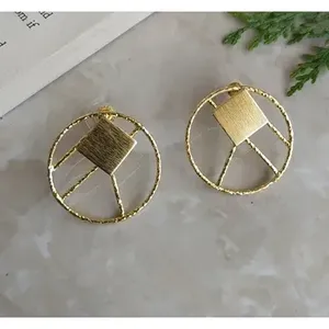 Boucles d'oreilles géométriques en laiton plaqué or faites à la main pour femmes, style hip-hop, pour fêtes et mariages - Product Image 2