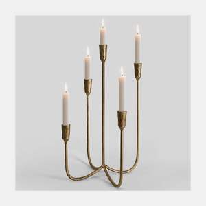 Candelabros clásicos de metal en tono plateado adecuados para restaurantes de alta cocina o ambiente de cena con velas de boda real - Product Image 1