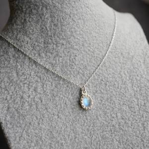 Collier pendentif délicat en pierre de lune arc-en-ciel, argent sterling, plaqué or, bijoux en pierres précieuses, cadeau élégant pour femme, accessoire - Product Image 2