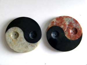 ที่วางธูปทรงกลมเคลือบเงา ทำจากหินธรรมชาติ อินเดีย ทำมือ สำหรับธูปไม้กฤษณาดำ กลิ่นมะกรูด และปาโลซานโต สไตล์ญี่ปุ่น - Product Image 2