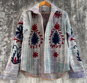 Chemise-veste en coton vintage Kantha Suzani – Surchemise en coton réversible matelassée faite à la main, style bohème patchwork pour femmes - Product Image 4