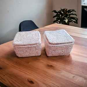 Juego de 2 cajas de almacenamiento hechas a mano ecológicas de hierba Sabai Natural, cesta de almacenamiento de esquina de cocina cuadrada para especias de hierbas - Product Image 1