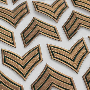 Badges brodés de qualité supérieure, fabriqués sur mesure avec des options de logo personnalisé pour les accessoires d'uniformes et les vêtements professionnels - Product Image 1