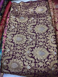 Tissu de coton brocart Jacquard de luxe en satin tissé avec des motifs traditionnels floraux imprimés pour les robes Sherwanis Sarees - Product Image 6