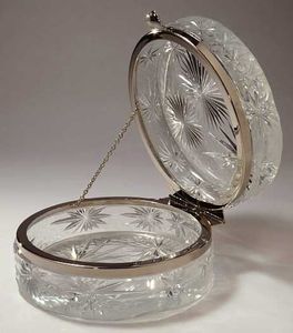 Boîte à bijoux ronde en métal et en verre avec cadre ornemental, panneaux en verre gravés, intérieur en peluche, souvenir de luxe - Product Image 1