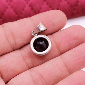 Compre colgante de piedras preciosas rojo granate natural en plata de ley 925 sólida joyería hecha a mano para hombre al por mayor - Product Image 2